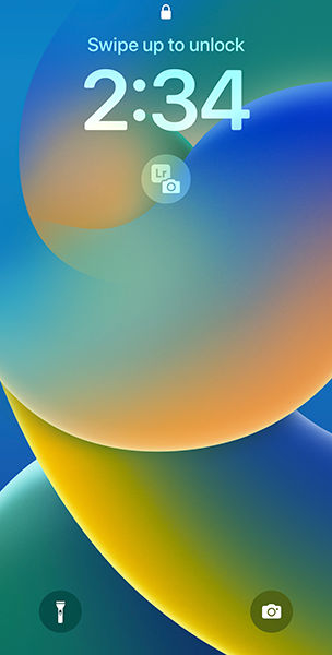 Screenshot of lockscreen with Lightroom camera widget