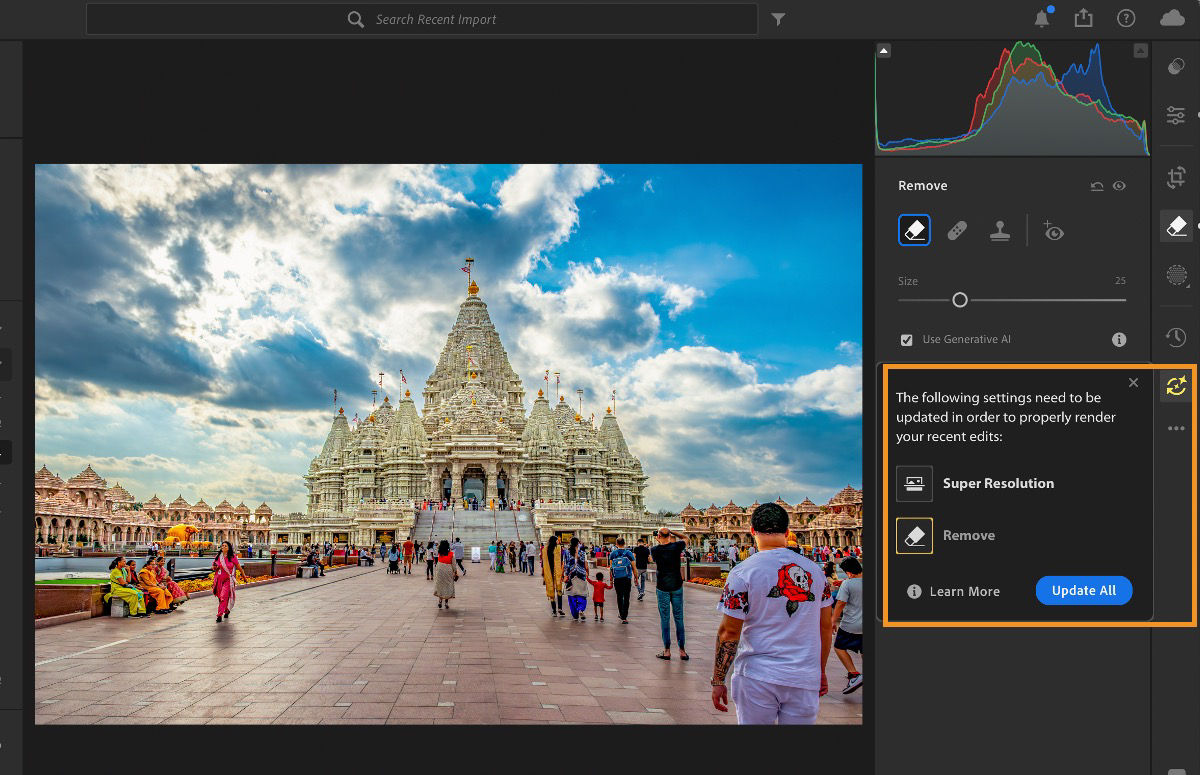 et stort tempel med intrikat arkitektur under en skarp, blå himmel med noen få skyer. Besøkende går og tar bilder på den store gårdsplassen. På høyre side er grensesnittknapper med etikettene Superoppløsning, Fjern og Oppdater alle tydelig synelige, og fremhever tilgjengelige fotoredigeringsfunksjoner.