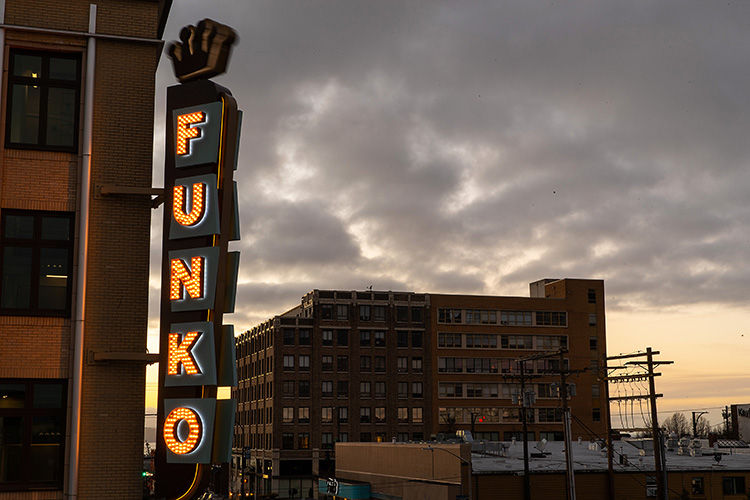 „Allgemeine Sicht auf das Schild an der Funko-Zentrale unter dunklen Wolken in Everett, Washington“