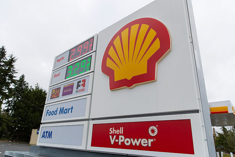 Обзорный вид АЗС Shell в Эверетте, штат Вашингтон