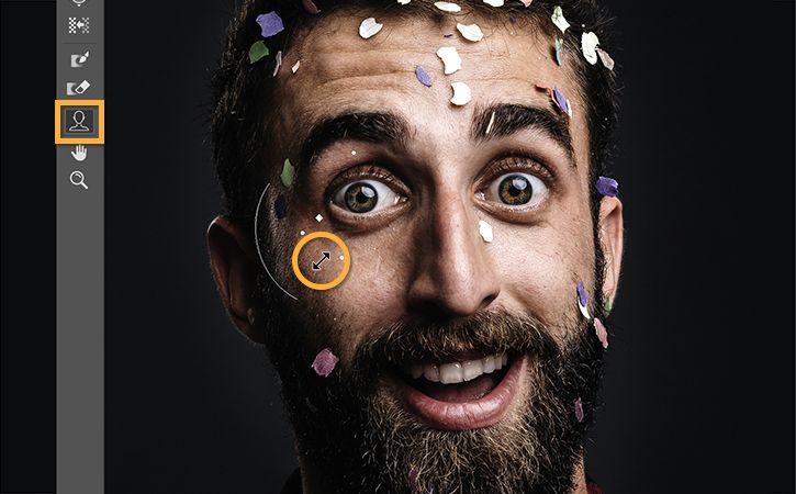 강조 표시된 얼굴 툴, 눈 확대 방법을 보여주는 양방향 화살표 