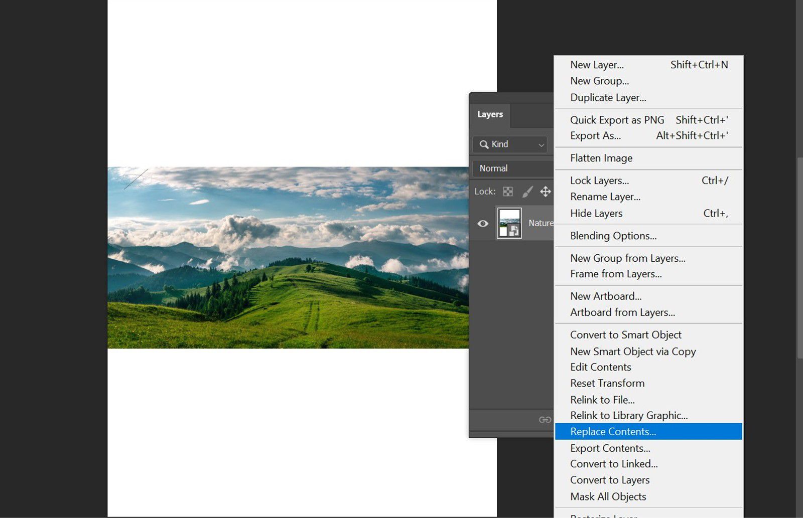 เลเยอร์ Smart Object ถูกเลือกไว้ในแผงเลเยอร์ ตัวเลือกแทนที่เนื้อหาถูกไฮไลต์ในเมนูบริบทที่แนบมา