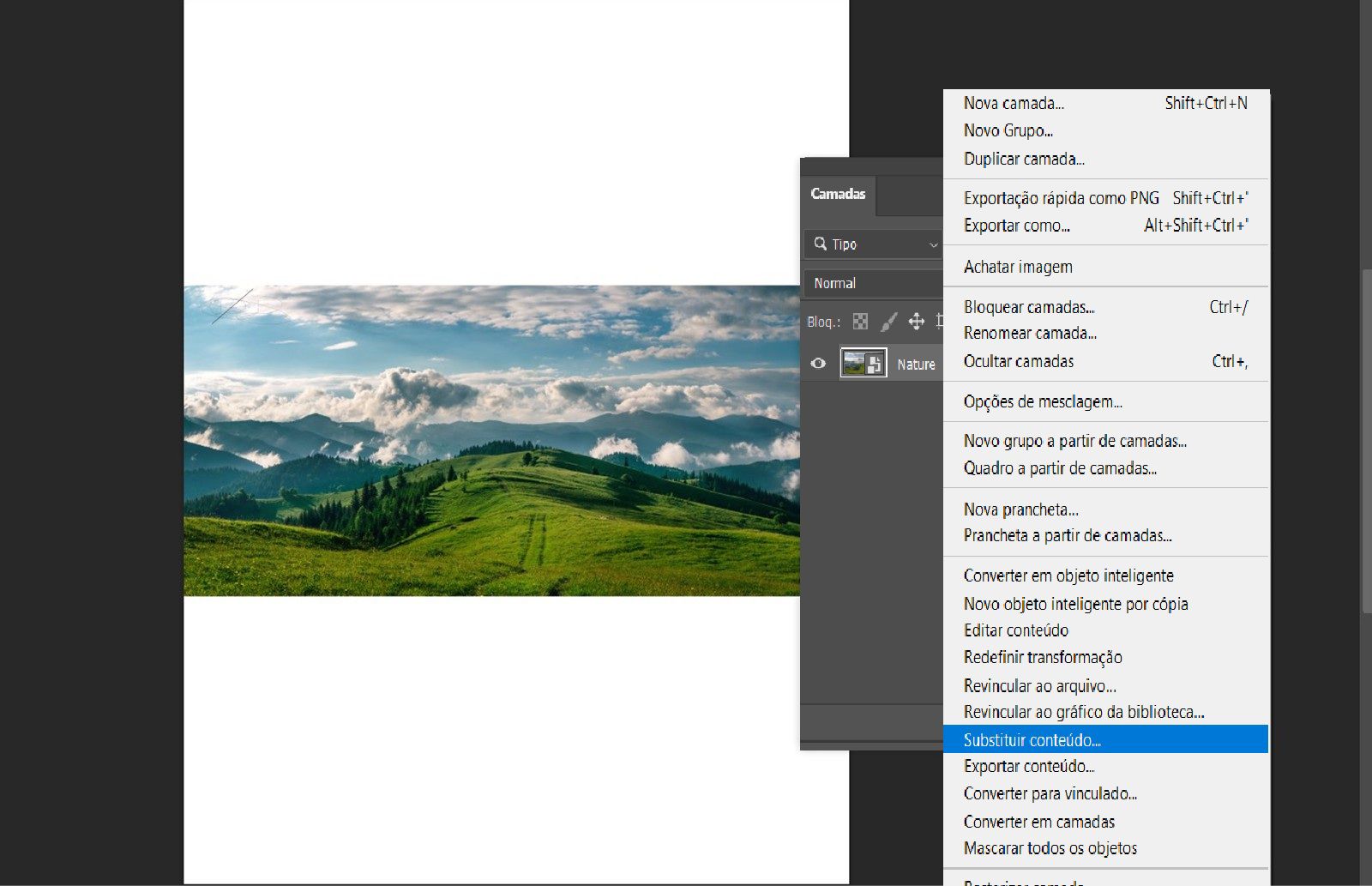 Uma camada de Objeto inteligente está selecionada no painel Camadas. A opção Substituir conteúdo está destacada no menu de contexto anexado.