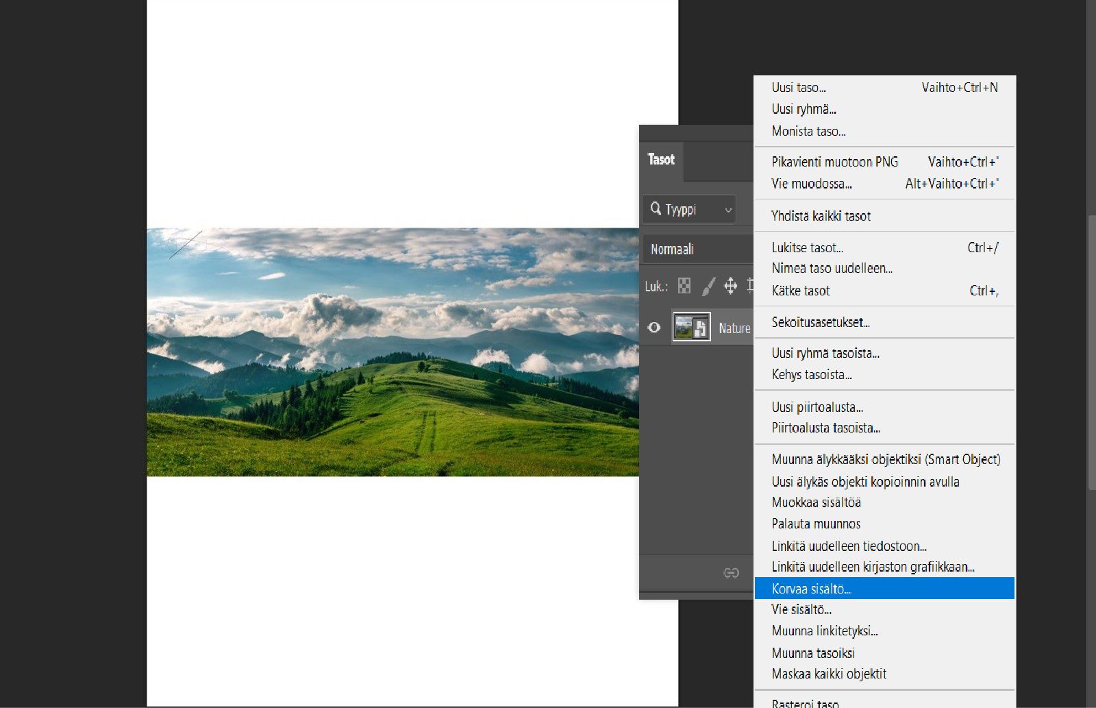 Älykkään objektin taso on valittuna Tasot-paneelissa. Pikavalikon Korvaa sisältö -vaihtoehto näkyy korostettuna.