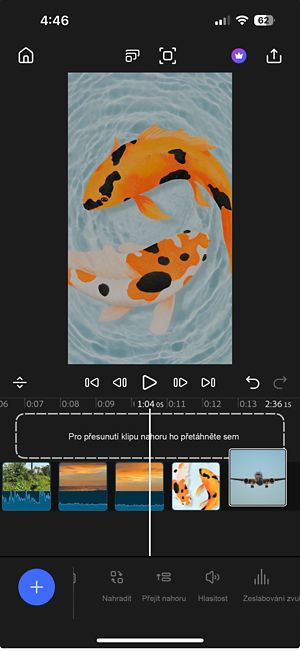 Klip táhnutý nahoru z hlavní časové osy směrem k překrytí, s obdélníkem, který vyzývá &quot;Sem přetáhněte klip, abyste ho posunuli nahoru&quot;.