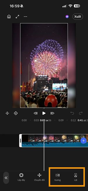Một clip trên dòng thời gian, với các nút Phản chiếu và Lật được làm nổi bật trong thanh công cụ.