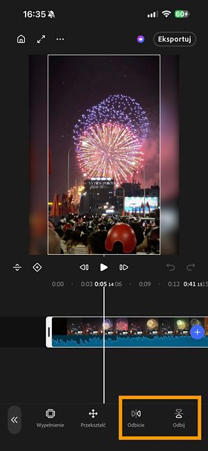 Klip na osi czasu z wyróżnionymi przyciskami Odbicie i Odwróć na pasku narzędzi.
