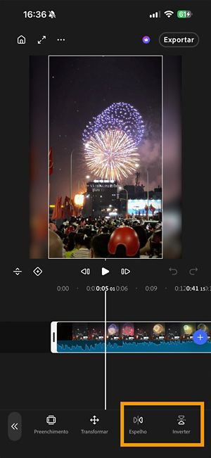 Um clipe na linha do tempo, com os botões Espelhar e Virar destacados na barra de ferramentas.