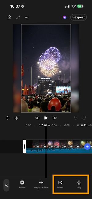 Isang clip sa timeline, na may naka-highlight na mga Mirror at Flip button sa toolbar.