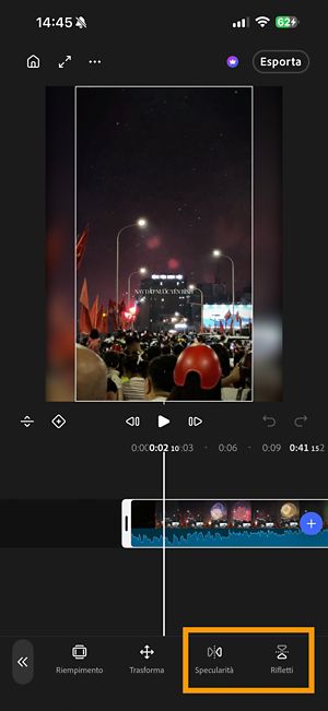 Una clip sulla timeline, con i pulsanti Specchia e Capovolgi evidenziati nella barra degli strumenti.
