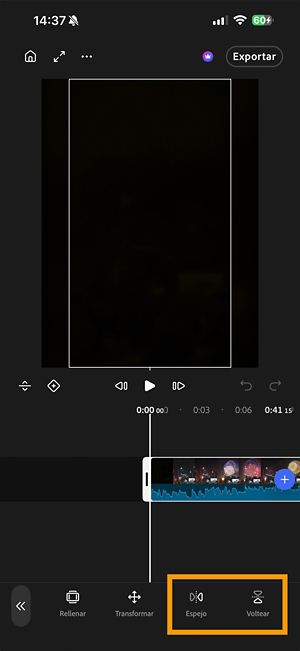 Un clip en la línea de tiempo, con los botones Reflejar y Voltear resaltados en la barra de herramientas.