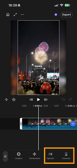 Un clip pe cronologie, cu butoanele Mirror și Flip evidențiate în bara de instrumente.