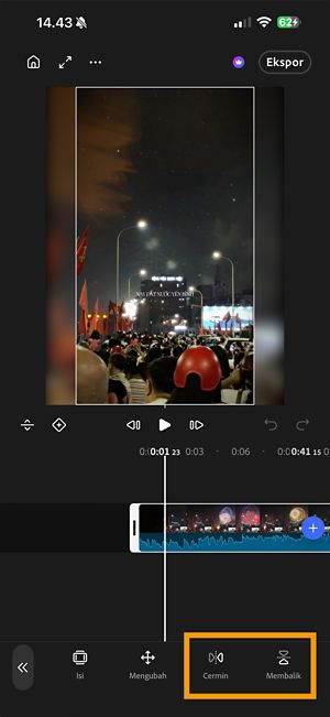 Klip pada linimasa, dengan tombol Mirror dan Flip yang disorot di bar alat.