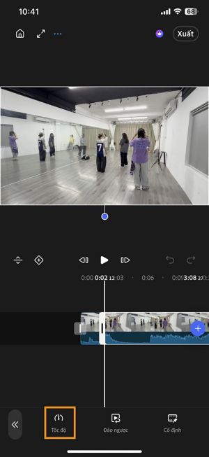 Một đoạn clip trên timeline có áp dụng keyframe tốc độ, với nút Speed được làm nổi bật trong thanh công cụ.