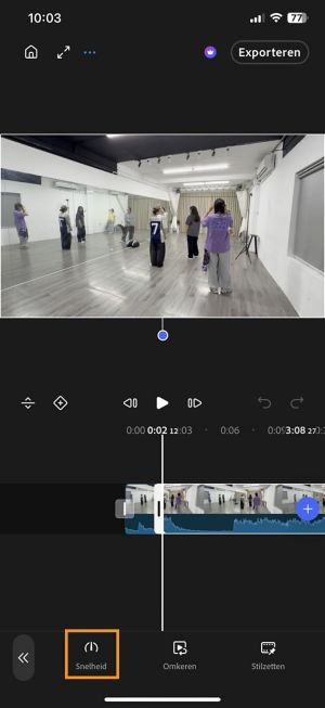 Een clip op de tijdlijn met toegepaste snelheidskeyframes, waarbij de knop Snelheid is gemarkeerd in de werkbalk.