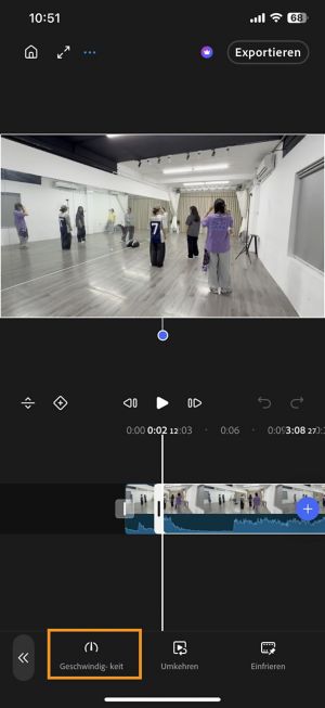 Ein Clip auf der Timeline mit angewendeten Geschwindigkeits-Keyframes, wobei die Schaltfläche „Geschwindigkeit“ in der Symbolleiste hervorgehoben ist.
