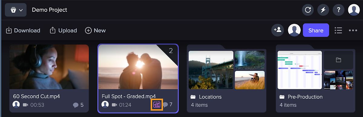 Ein lilafarbenes Badge auf dem Clip im Frame.io-Bedienfeld bedeutet, dass er mit der Sequenz verknüpft ist.