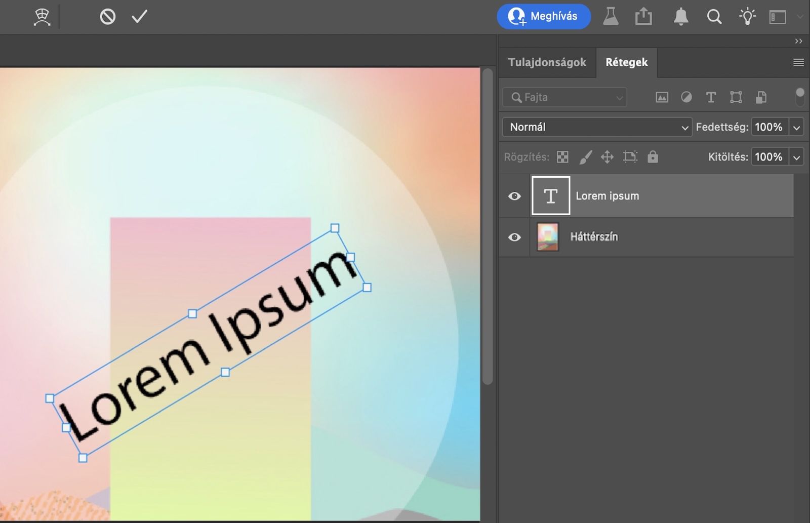 Példaszöveg, amely el van forgatva és ki van jelölve a Rétegek panelen