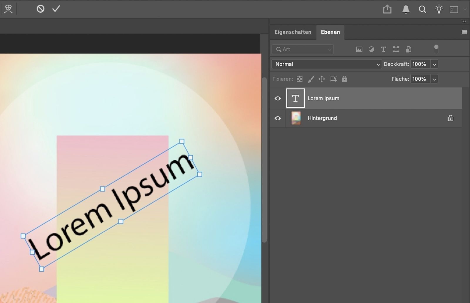 Ein Beispieltext wird gedreht und im Ebenen-Bedienfeld ausgewählt.