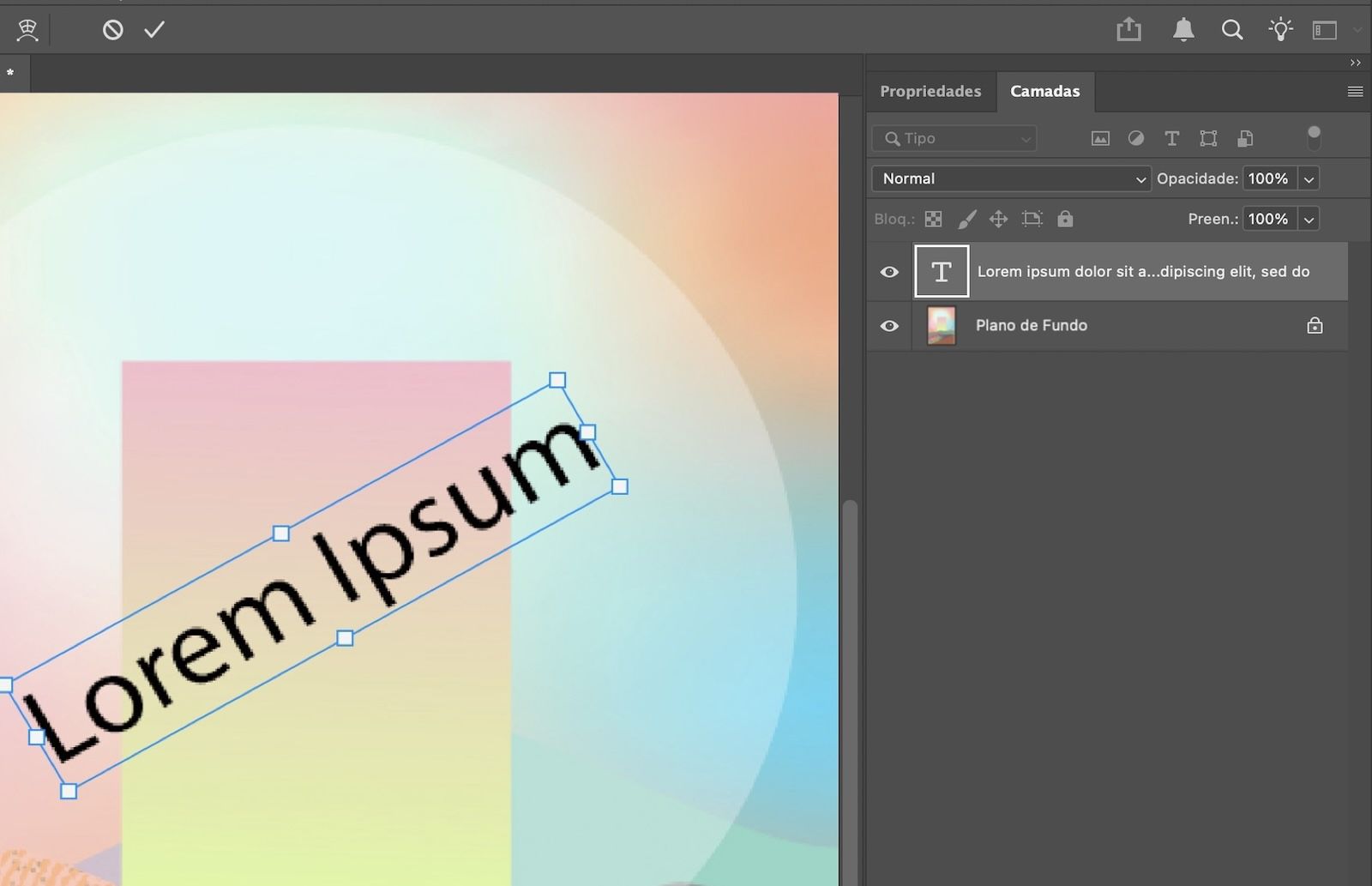 Um texto de exemplo está girado e selecionado no painel Camadas.