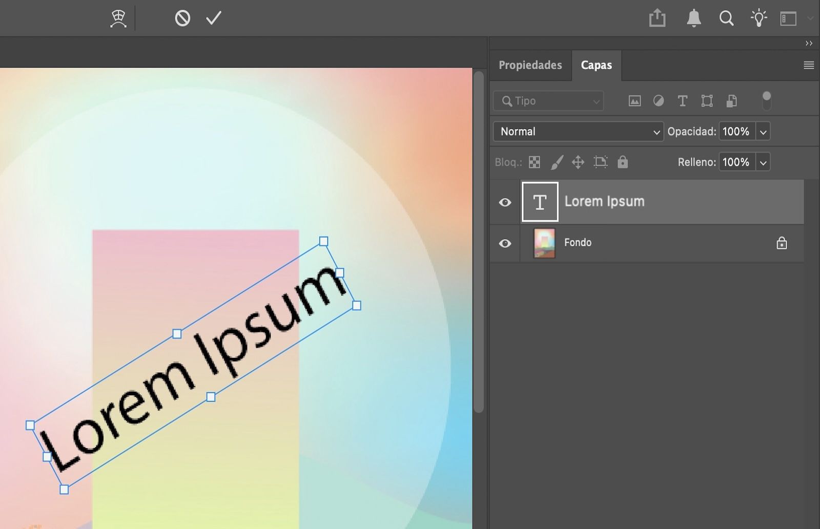 Se ha rotado un texto de ejemplo y se ha seleccionado en el panel Capas.
