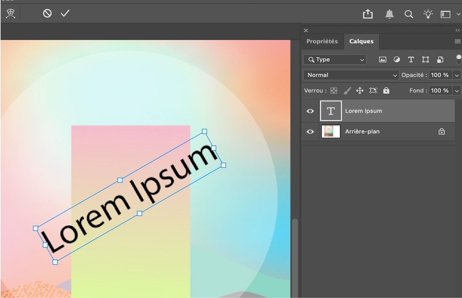 Un exemple de texte est pivoté et sélectionné dans le panneau Calques.