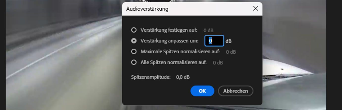 Dialogfeld „Audioverstärkung“ in Adobe Premiere Pro mit Optionen zum Einstellen der Verstärkung, Anpassen der Verstärkung um einen Wert, Normalisieren der maximalen Amplitudenspitze und Normalisieren aller Spitzenwerte. Die Spitzenamplitude wird mit 0,0 dB angezeigt.