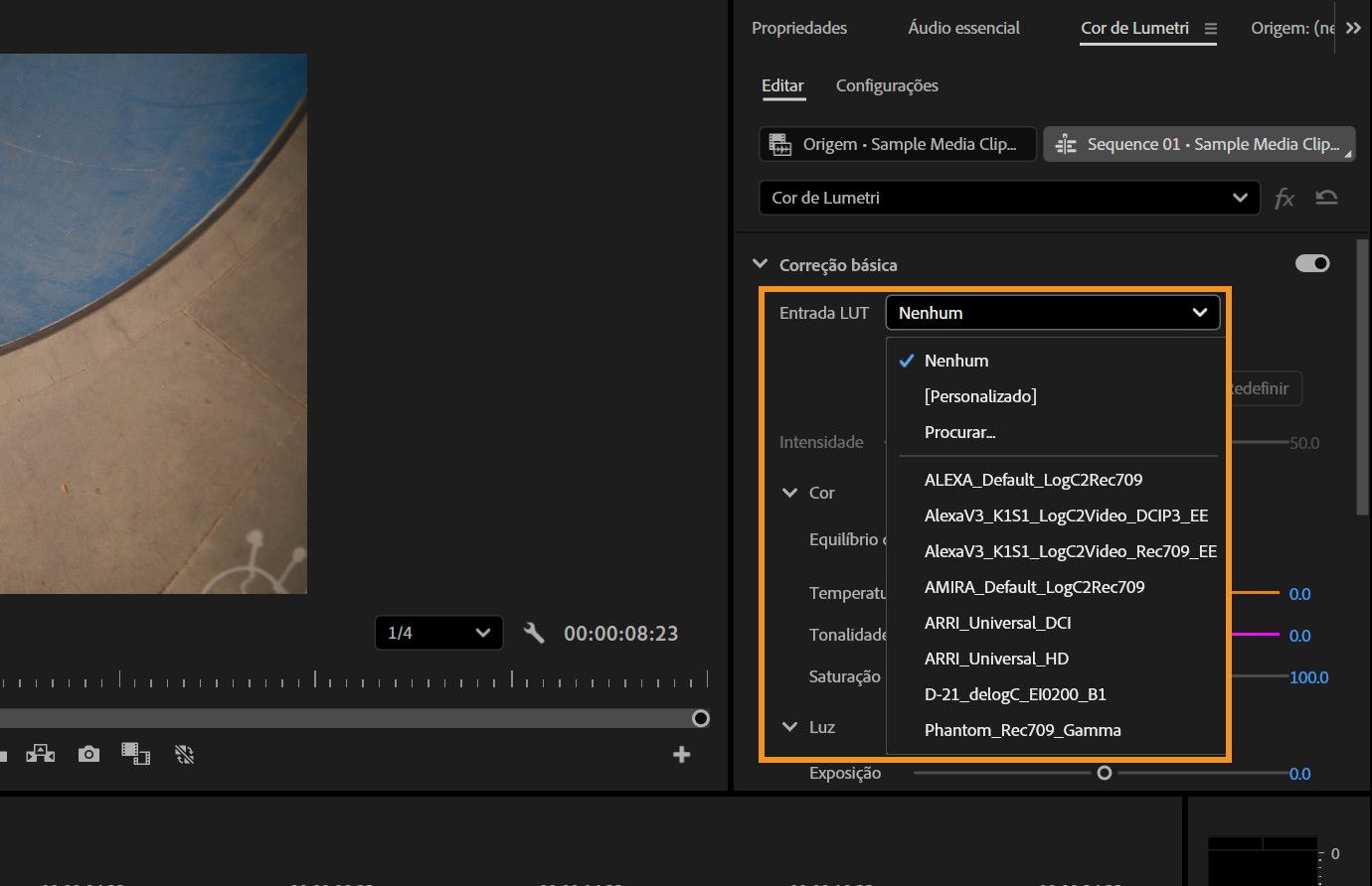 O painel “Cor de Lumetri” mostra o menu suspenso “LUT de entrada” aberto. Ele possui várias predefinições de correção de cor, como opções ALEXA, AMIRA e ARRI.O Monitor de Programa mostra uma visualização de animação de texto.