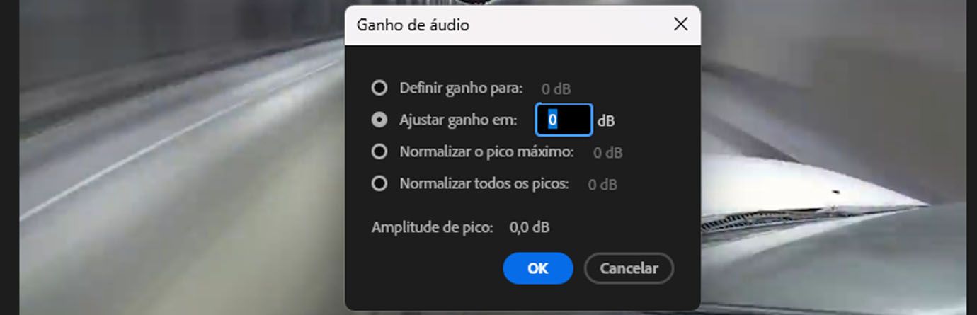 Caixa de diálogo “Ganho de áudio” no Adobe Premiere Pro, mostrando opções de definir o ganho, ajustar o ganho por um valor, normalizar o pico máximo e normalizar todos os picos, com a amplitude de pico exibida em 0,0 dB.