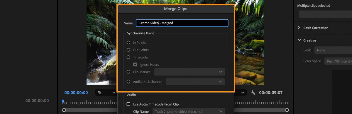 El cuadro de diálogo Merge Clips está abierto y hay opciones para definir un punto de sincronización.Hay opciones como In points, Out points, Timecode y Clip Marker.