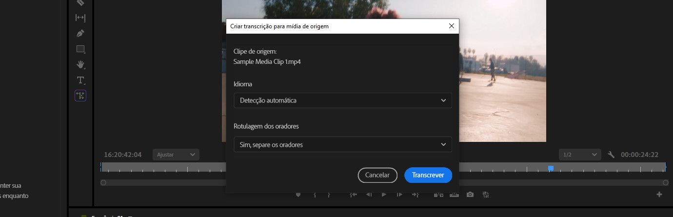No painel Texto, a opção Transcrever está selecionada.A caixa de diálogo Criar transcrição para mídia de origem é aberta e há opções para selecionar o idioma e a rotulagem do orador.