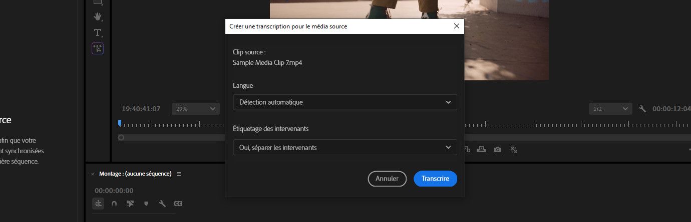 Dans le panneau Texte, l’option Transcrire est sélectionnée.La boîte de dialogue Créer une transcription pour le média source s’ouvre et il y a des options pour sélectionner la langue et l’étiquetage des intervenantes et des intervenants.