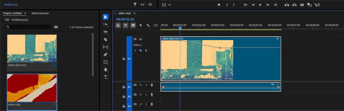 El panel cronología está abierto y se han añadido clips a la Secuencia.Se han añadido los fotogramas clave para la animación.