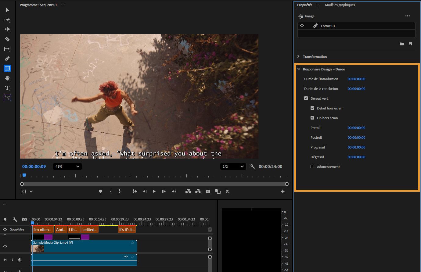 Générique affiché dans le moniteur du programme avec le panneau Propriétés montrant les paramètres de défilement à la verticale et de minutage tels que Preroll, Postroll et Ease.