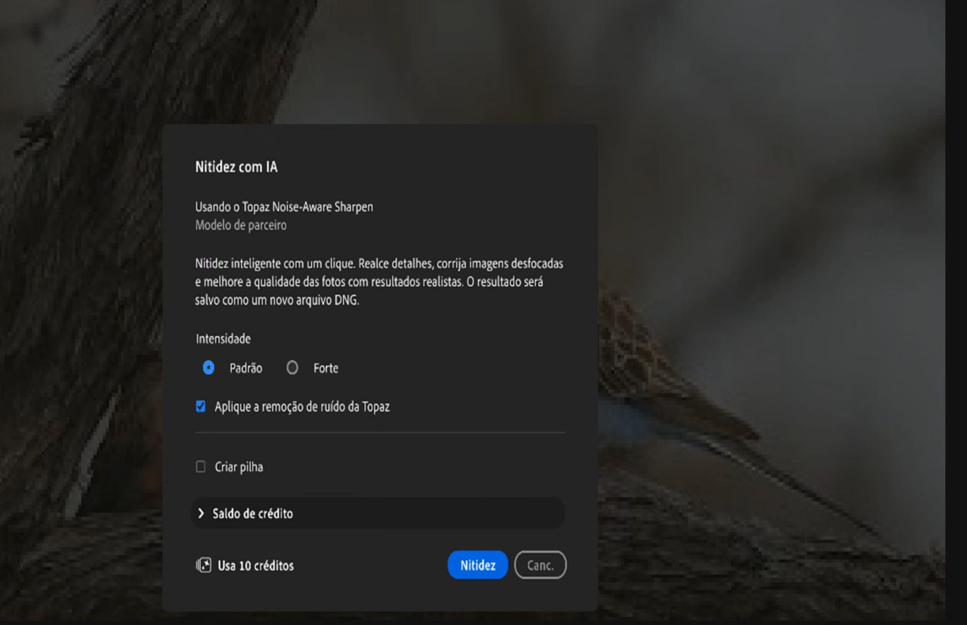Caixa de diálogo Nitidez com IA no Adobe Lightroom, exibindo opções de nitidez, incluindo configurações de Intensidade (Padrão e Forte), Aplicar Topaz Denoise, Criar Pilha, uso de créditos e o botão Nitidez.