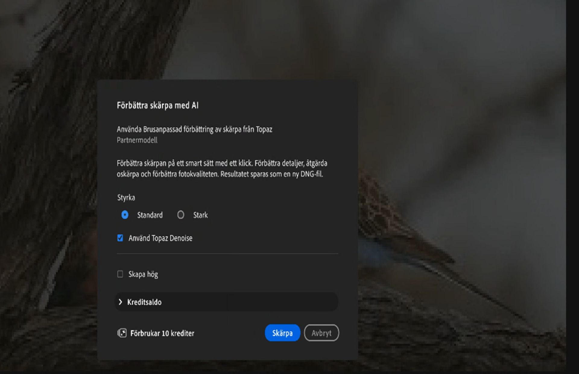 Öka skärpa med AI-dialogrutan i Adobe Lightroom visar skärpningsalternativ, inklusive styrkeinställningar (Standard och Stark), Tillämpa Topaz Denoise, Skapa stack, kreditanvändning och knappen Skärpa.