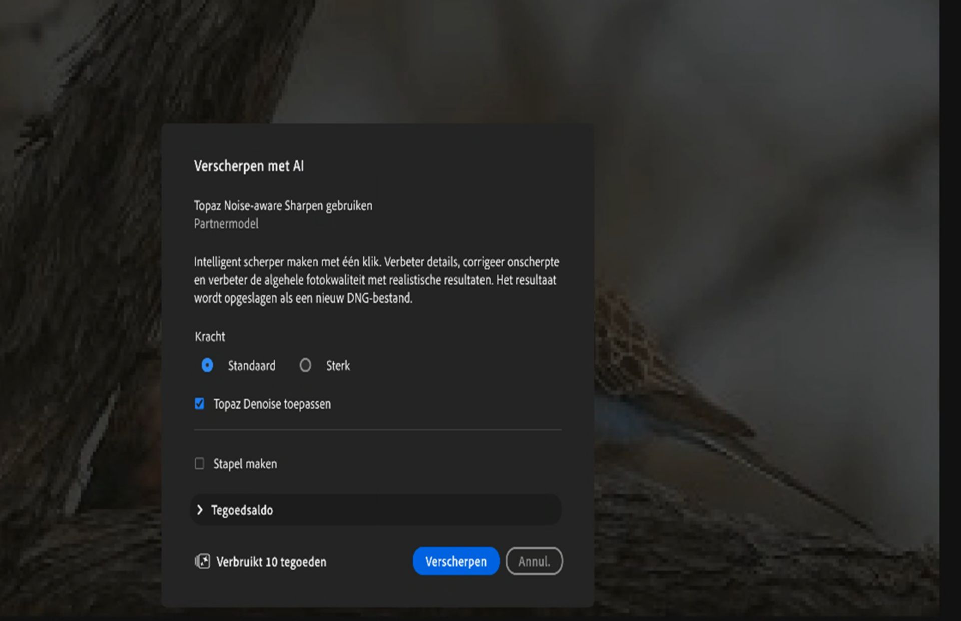 Het dialoogvenster Verscherpen met AI in Adobe Lightroom met verscherpingsopties, waaronder instellingen voor Sterkte (Standaard en Sterk), Topaz Denoise toepassen, Stapeling maken, tegoedgebruik en de knop Verscherpen.