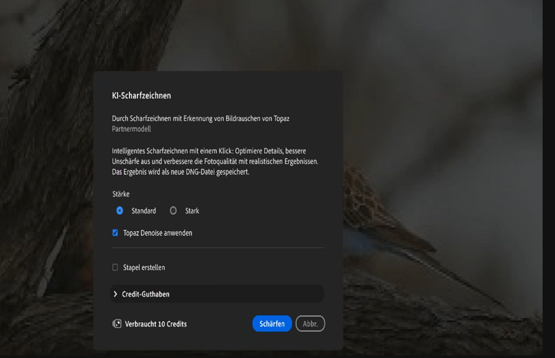 Dialogfeld „KI‑Scharfzeichnen“ in Adobe Lightroom mit Scharfzeichnen-Optionen, einschließlich Stärkeneinstellungen (Standard und Stark), „Topaz Denoise anwenden“, „Stapel erstellen“, Verwendung von Credits und der Schaltfläche „Scharfzeichnen“.