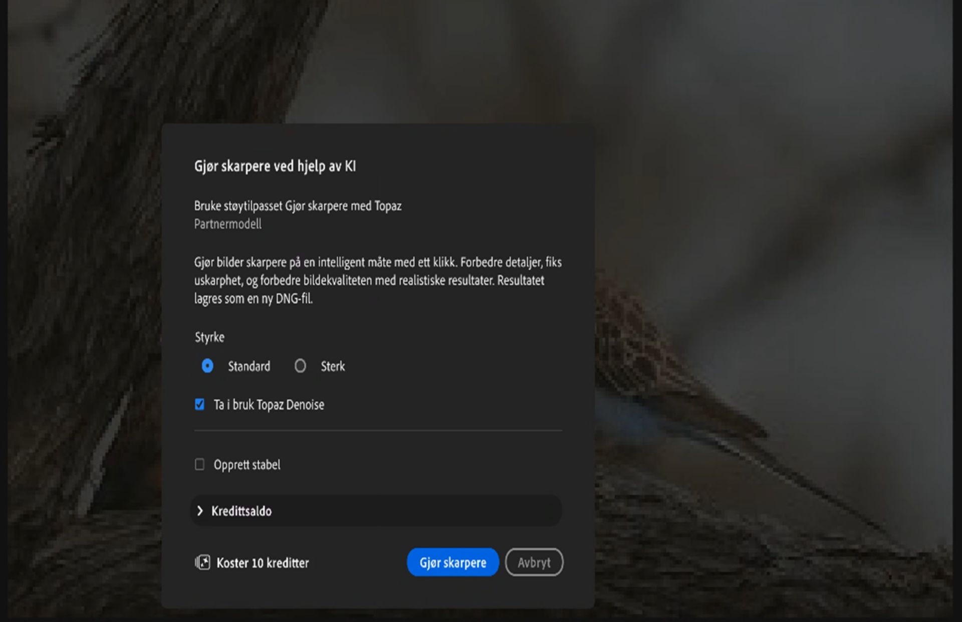 Dialogboksen Gjør skarpere ved hjelp av KI i Adobe Lightroom med skarphetsalternativer, inkludert innstillinger for styrke (Standard og Sterk), Bruk Topaz Denoise, Opprett stabel, kredittbruk og knappen Gjør skarpere.