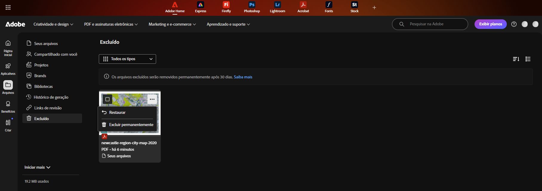 Tela do Adobe Home ou Arquivos da Creative Cloud mostrando a pasta Excluídos com um menu de opções de arquivo aberto, destacando a ação Restaurar.