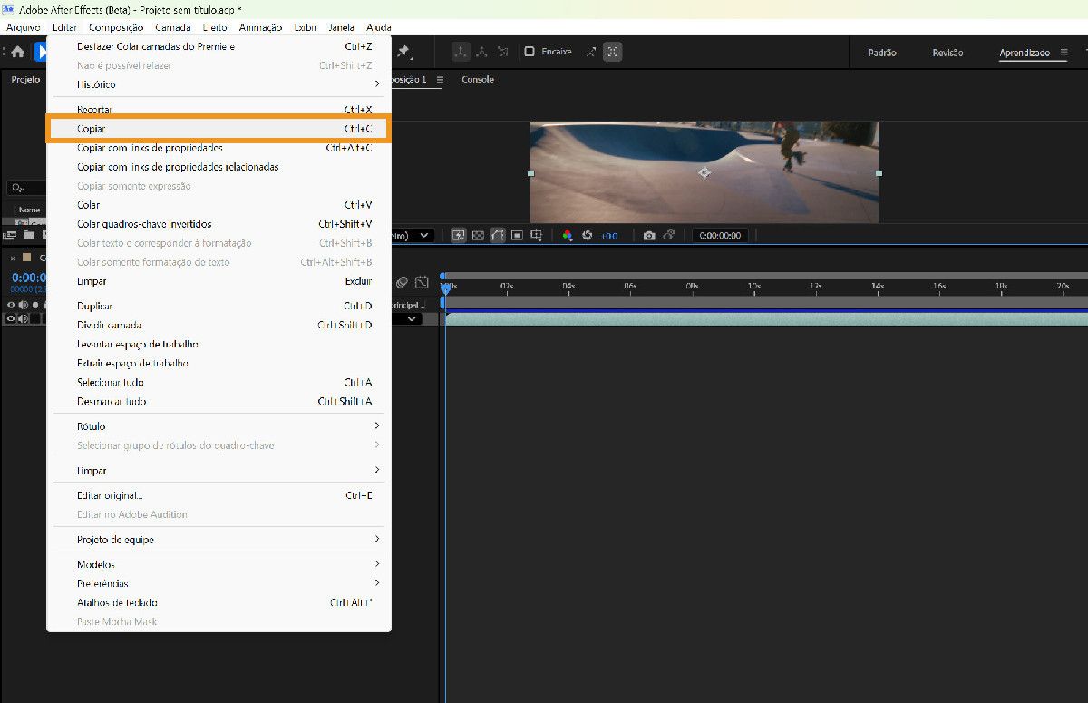 Interface do After Effects com o menu Editar aberto e Colar selecionado, mostrando conteúdo colado em uma linha do tempo de composição.