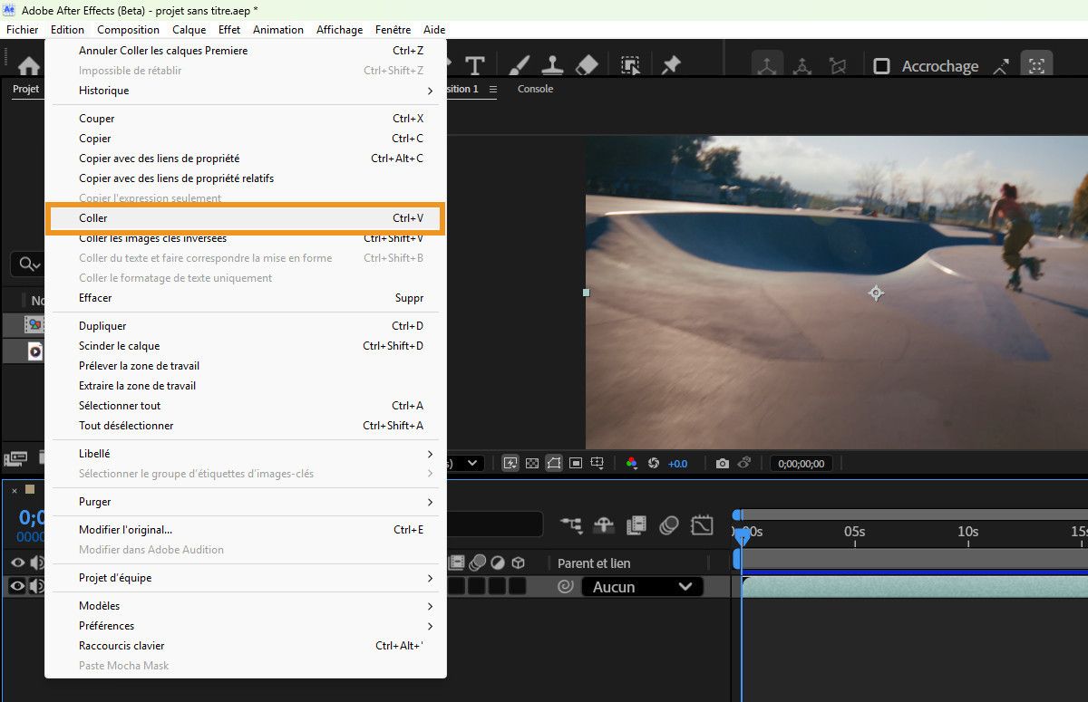 Interface After Effects avec le menu Édition ouvert et Coller sélectionné, montrant le contenu collé dans une chronologie de composition.