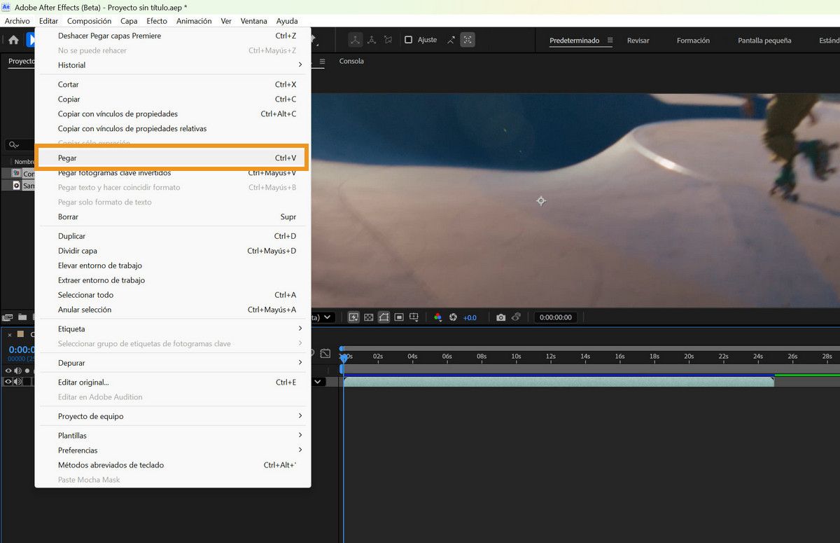 Interfaz de After Effects con el menú Edición abierto y Pegar seleccionado, mostrando contenido pegado en una línea de tiempo de composición.