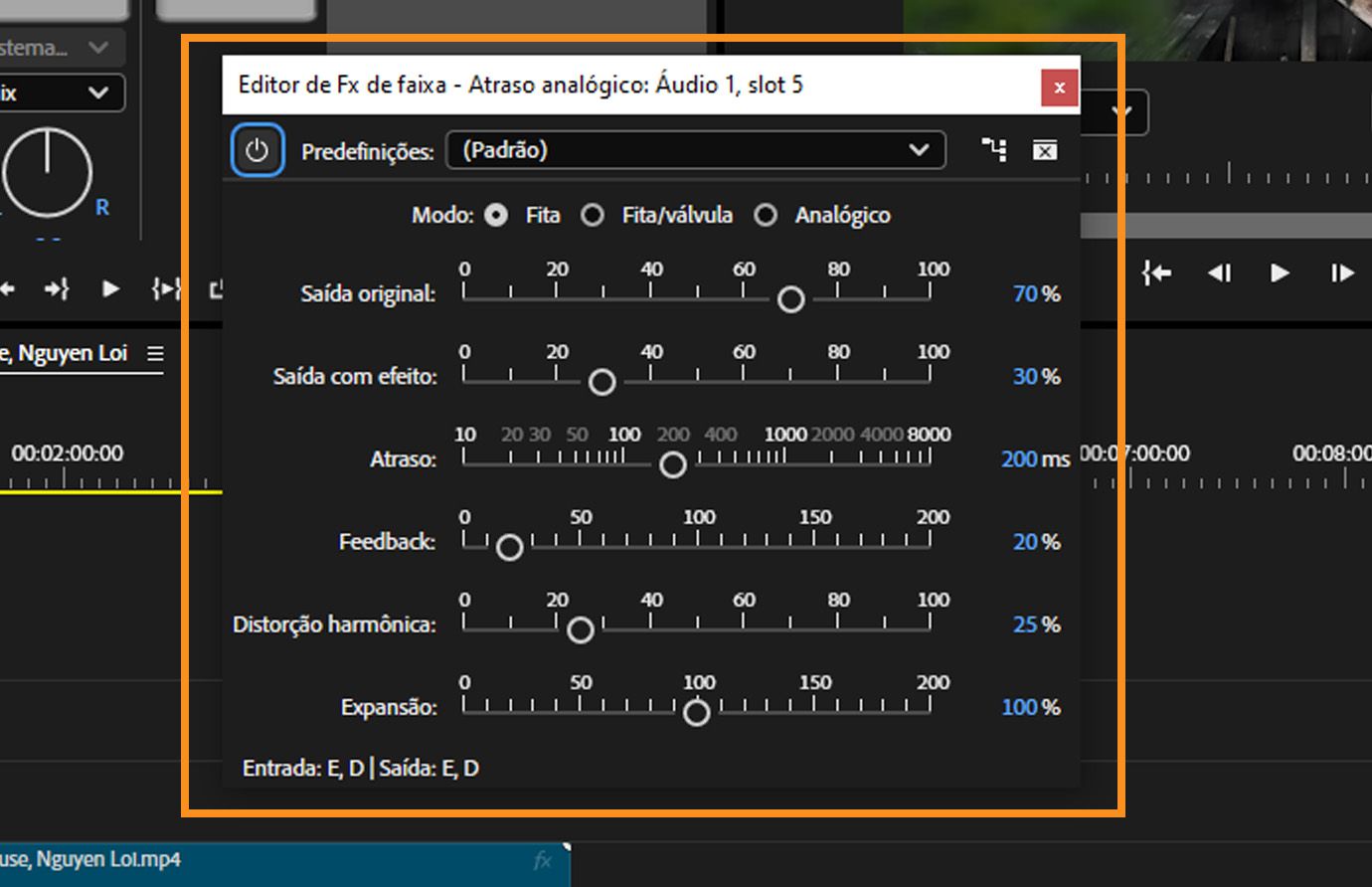 Configurações de “Atraso analógico” no Premiere Pro, mostrando controles deslizantes para saída original, saída com efeito, atraso, retorno, trash e expansão, com opções de modo para fita, fita/tubo e analógico.
