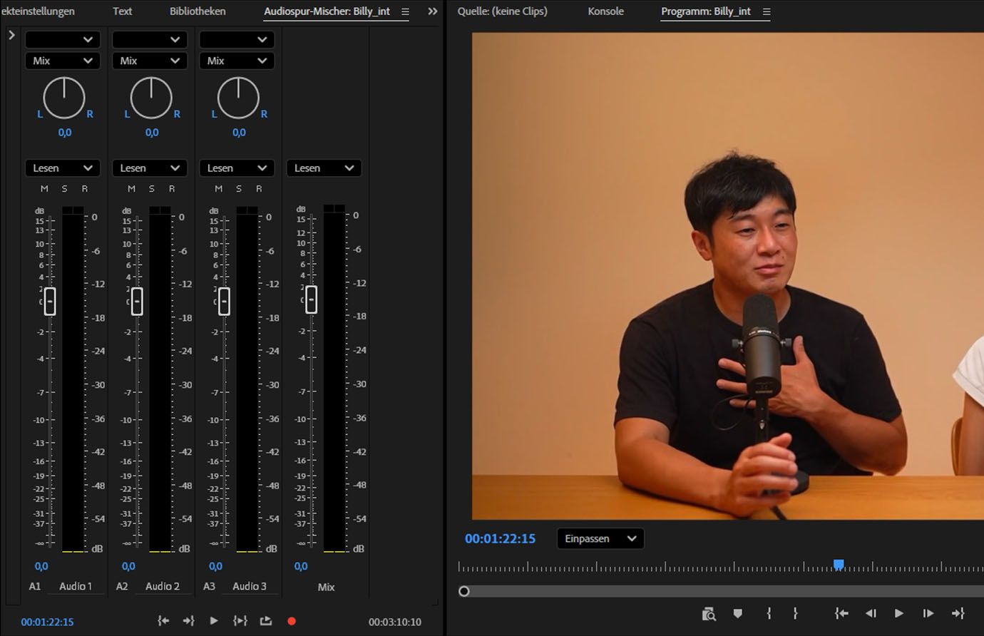 Der Audiospur-Mischer in Premiere Pro mit sichtbaren Balance-Knöpfen, Lautstärkeanzeigen und Spursteuerungen für drei Audiospuren und dem Hauptmischkanal.