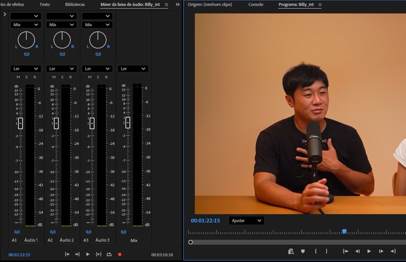 Mixer de faixas de áudio no Premiere Pro, com botões de panorâmica, medidores de volume e controles de faixa visíveis para três faixas de áudio e o canal de mixagem principal.