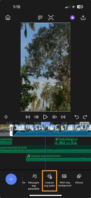 Naka-highlight ang Extract Audio. Ipinapakita ng timeline ang video clip na may extracted audio track na inilagay sa ilalim bilang hiwalay na layer.