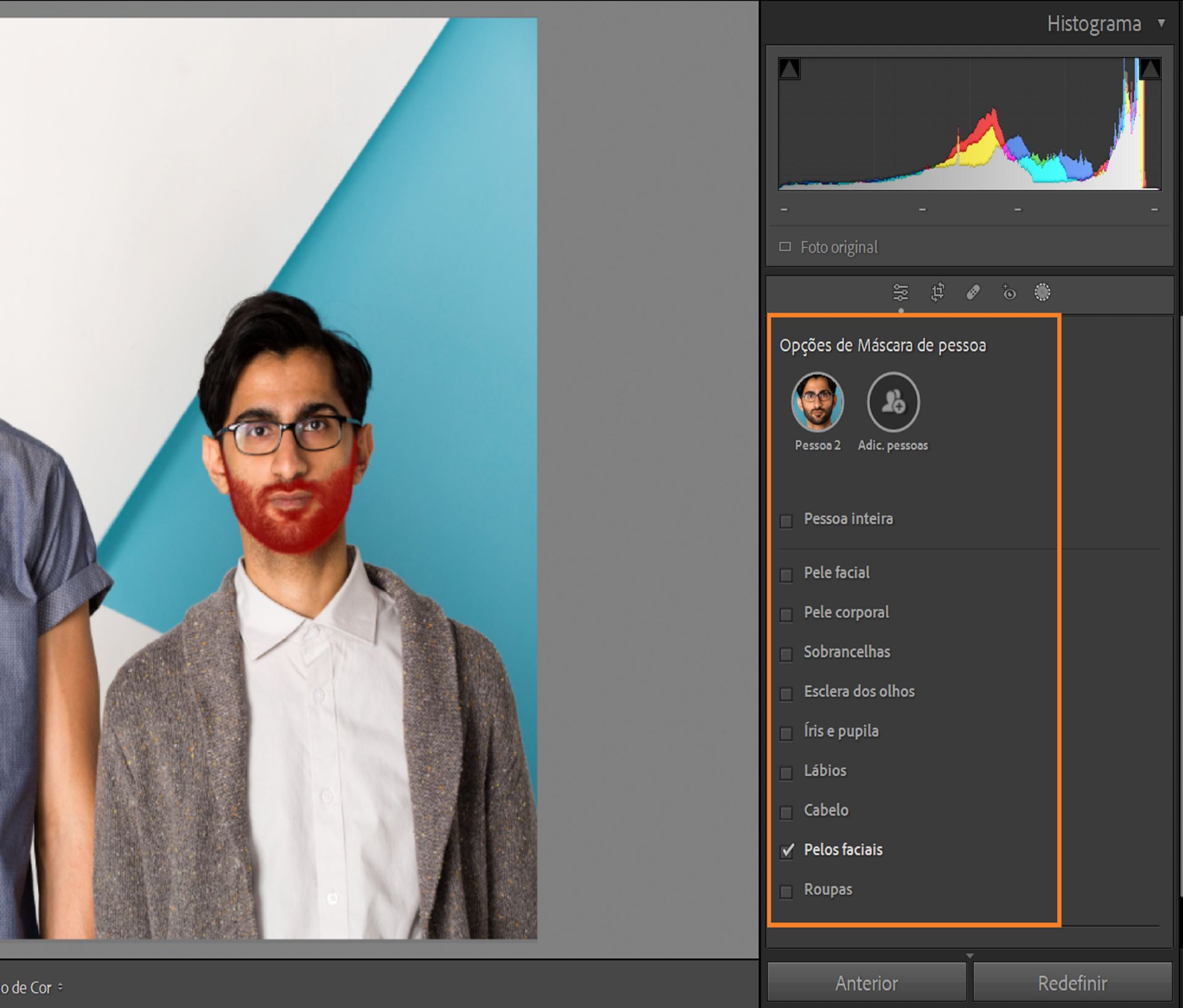 Uma imagem de um homem com barba mascarada para mostrar o recurso automático de mascaramento de pelo facial