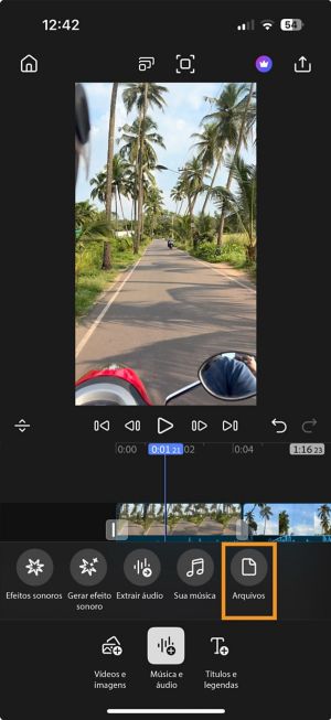 A opção “Arquivos” realçada no menu “Música e áudio” para adicionar um áudio da memória do iPhone.