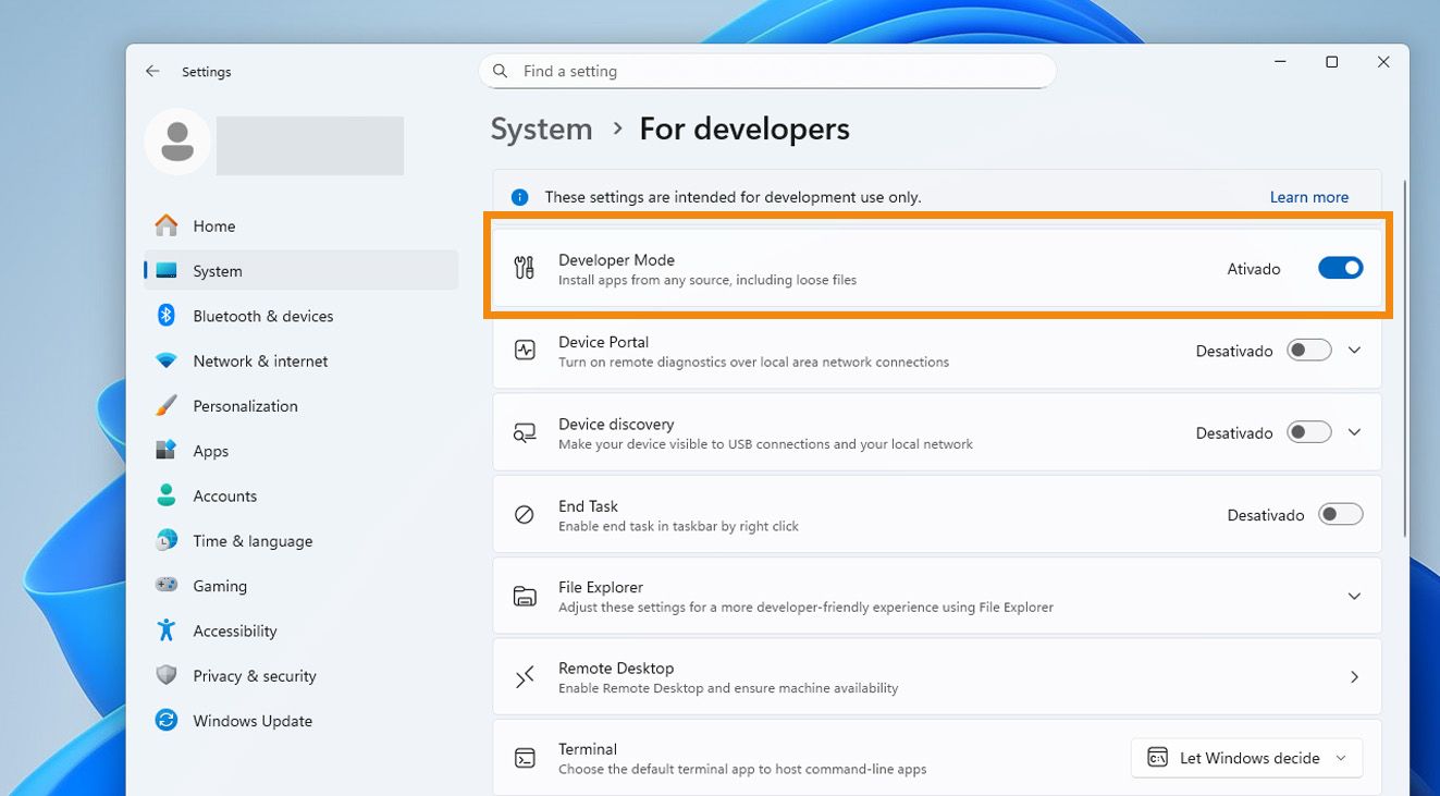 O menu Para desenvolvedores nas Configurações do Sistema exibe a opção do Modo de desenvolvedor 'Instalar aplicativos de qualquer origem, incluindo arquivos soltos' ativada.